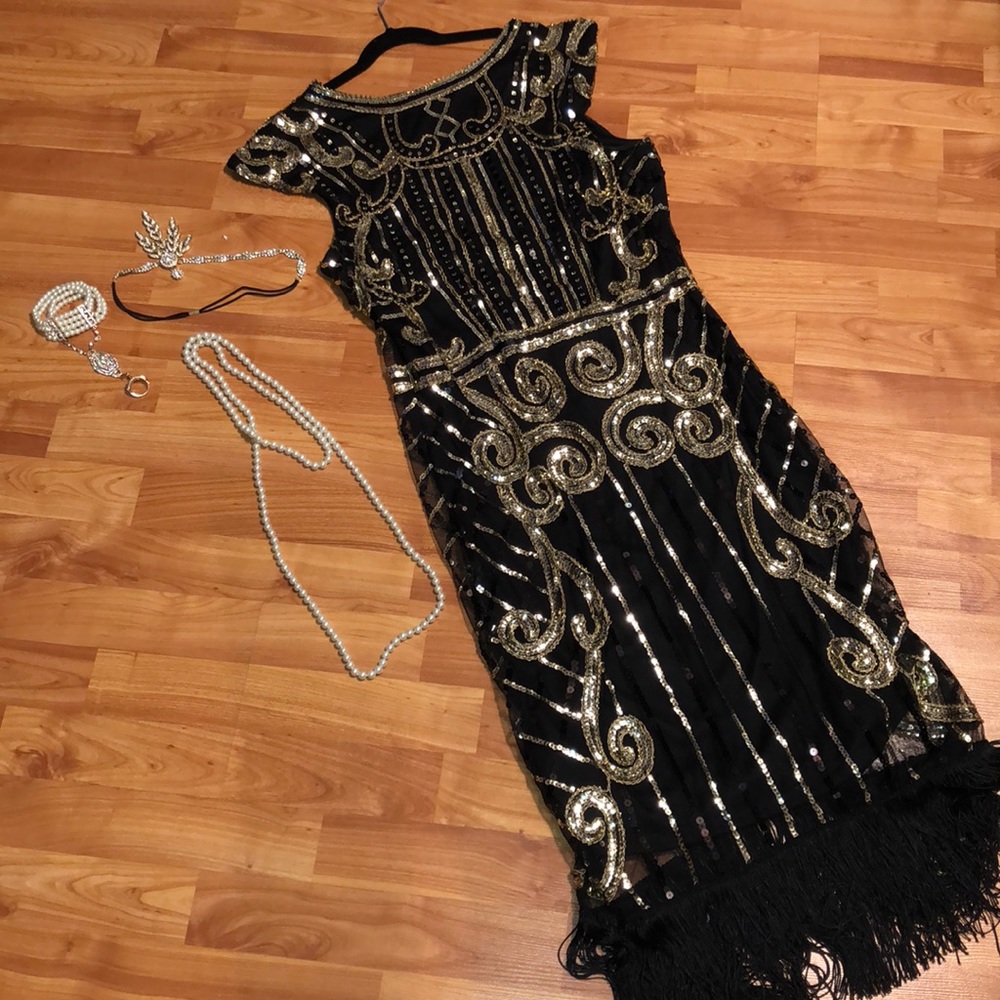 1920s style flapper dress with accessories!!